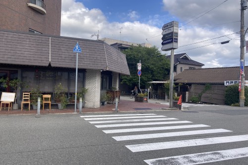 横断歩道の先、Luccicaなどが入る建物の角