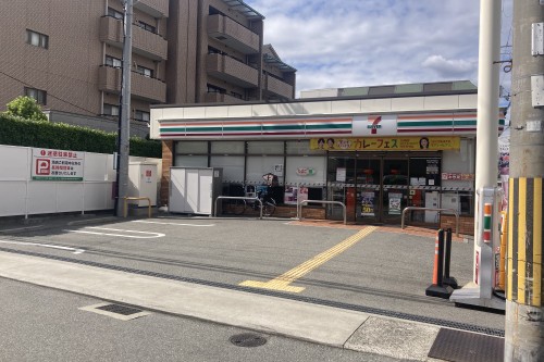 道路右側にあるセブンイレブンの店舗