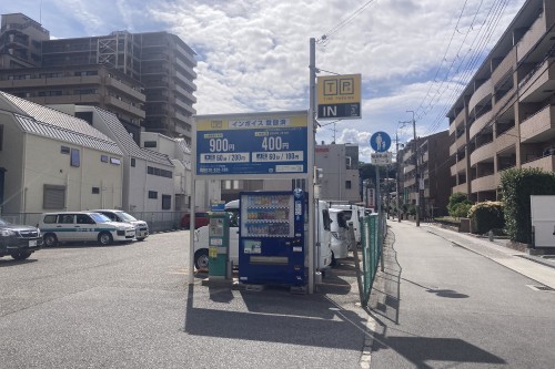 セブンイレブンの南側に続く道路沿いの駐車場